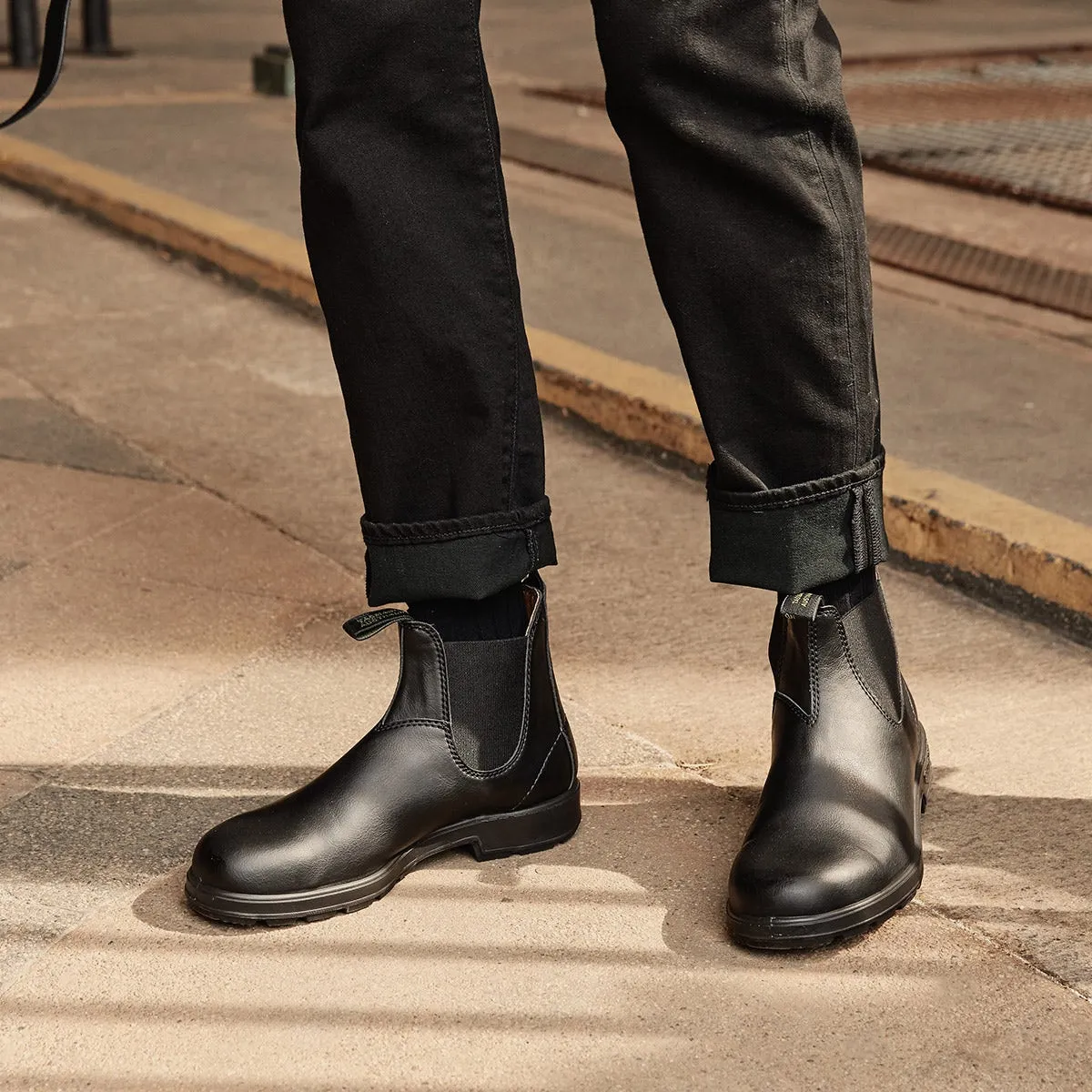 Airport Look 2115 Chelsea Boot in Black from Blundstone