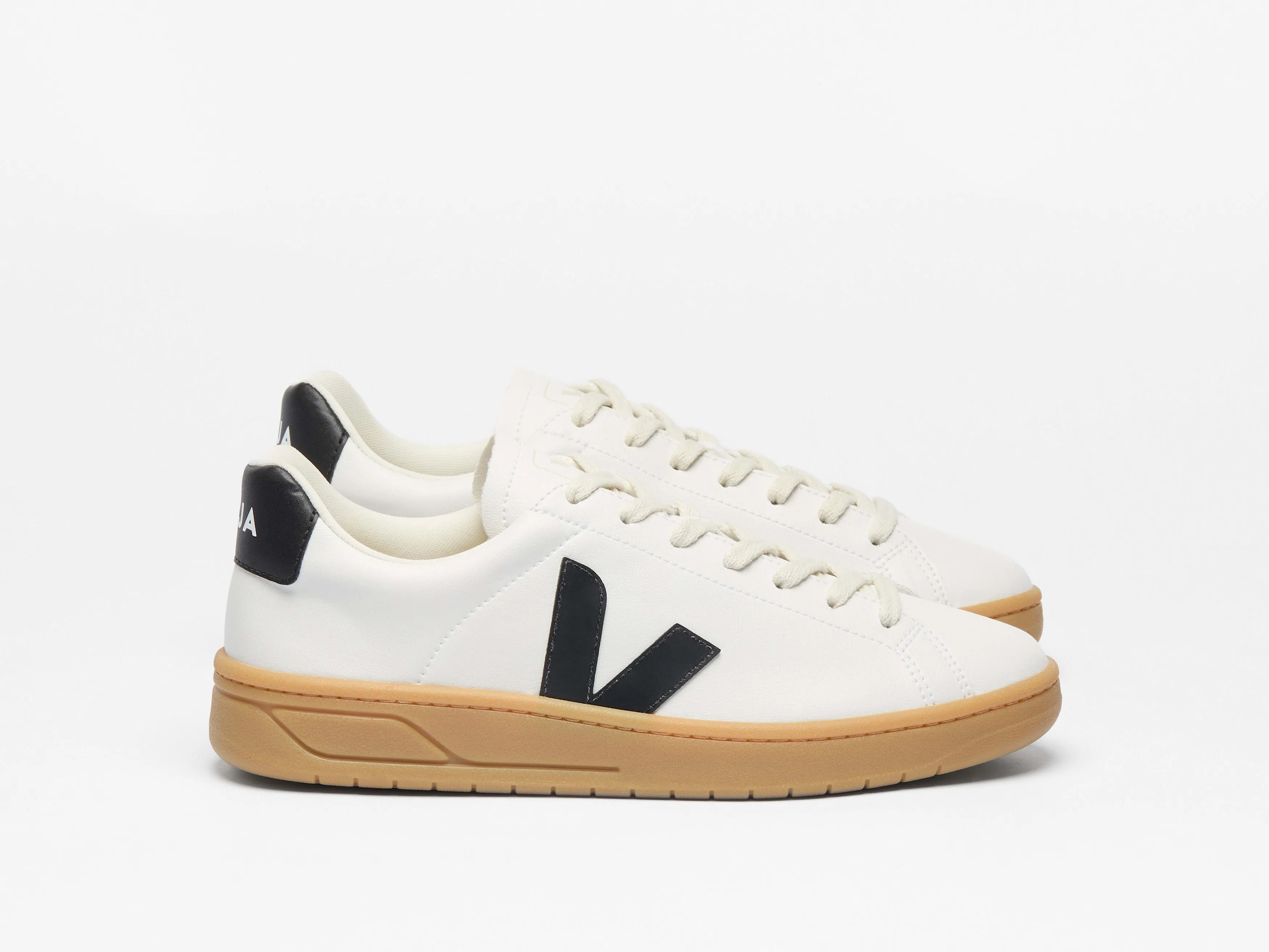 Walk Friendly Padded Fit Urca CWL in White Black Natural from Veja