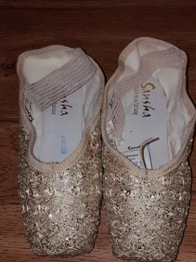 Deco 4 -- Pointe Shoe -- Gold Glitter Busy Path