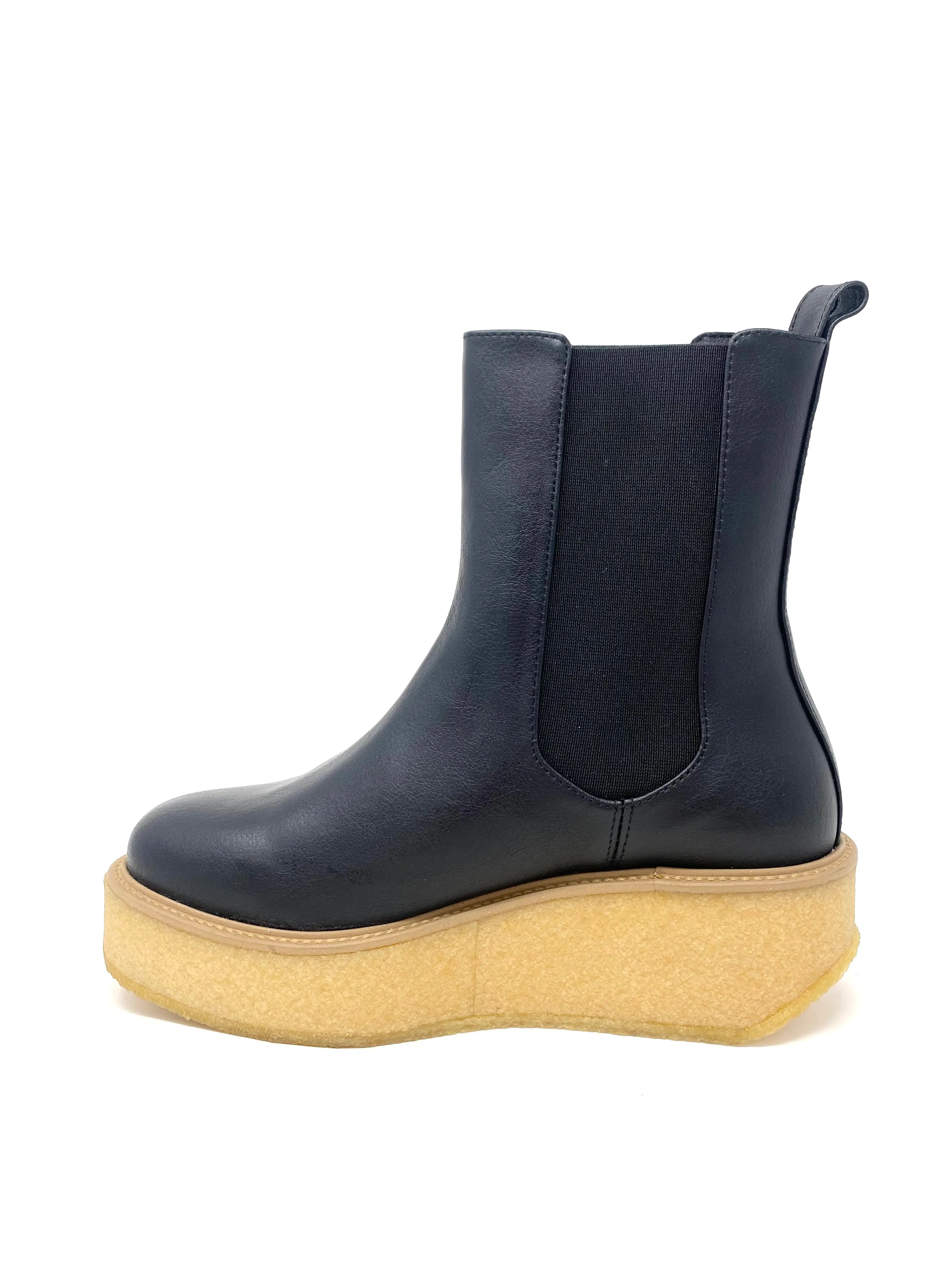 Carey Platform Boot in Black from Novacas Seamless Fit Outdoor Explorers Flexible Fit City Adventure
