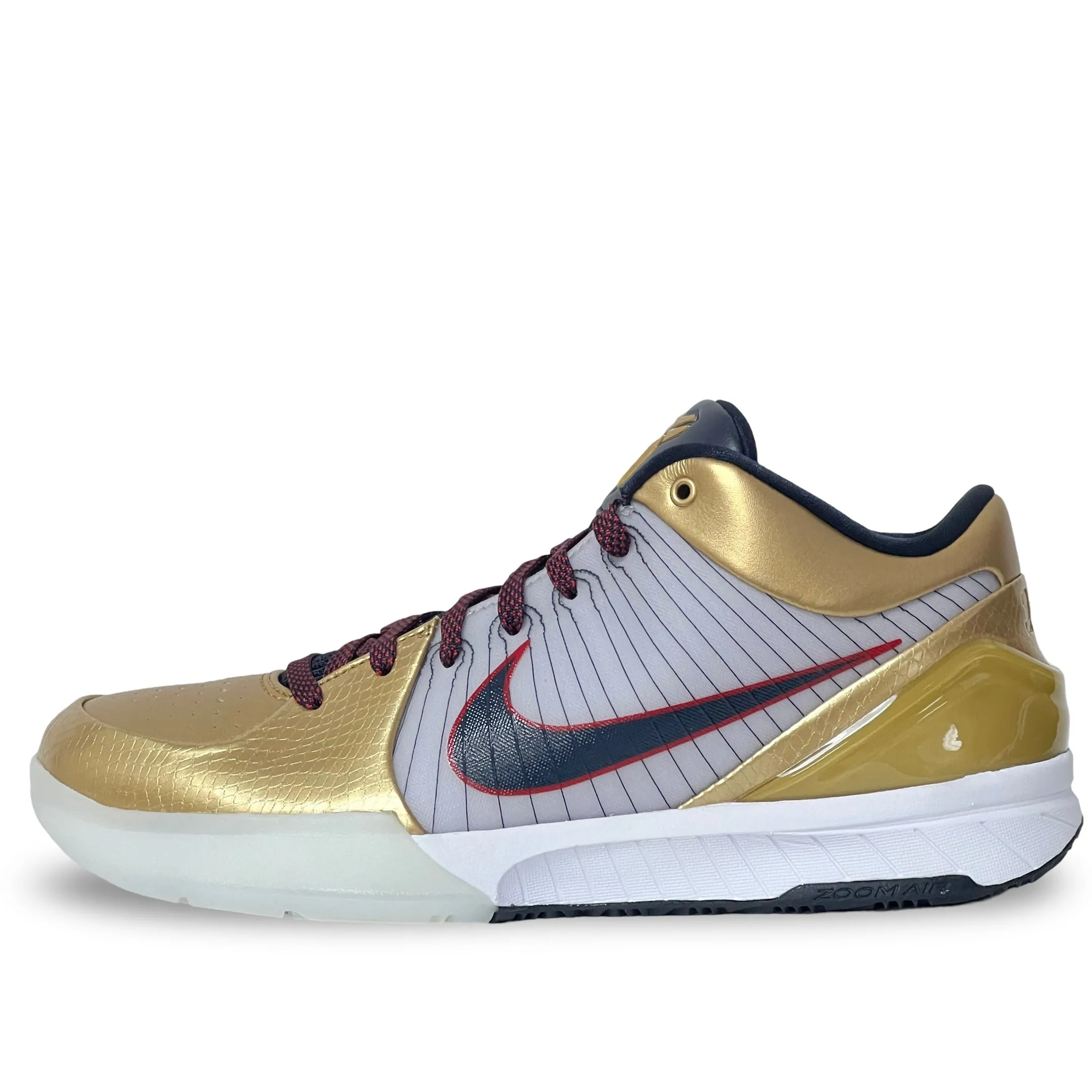 Walking Nike Kobe 4 Protro Gold Medal 2024