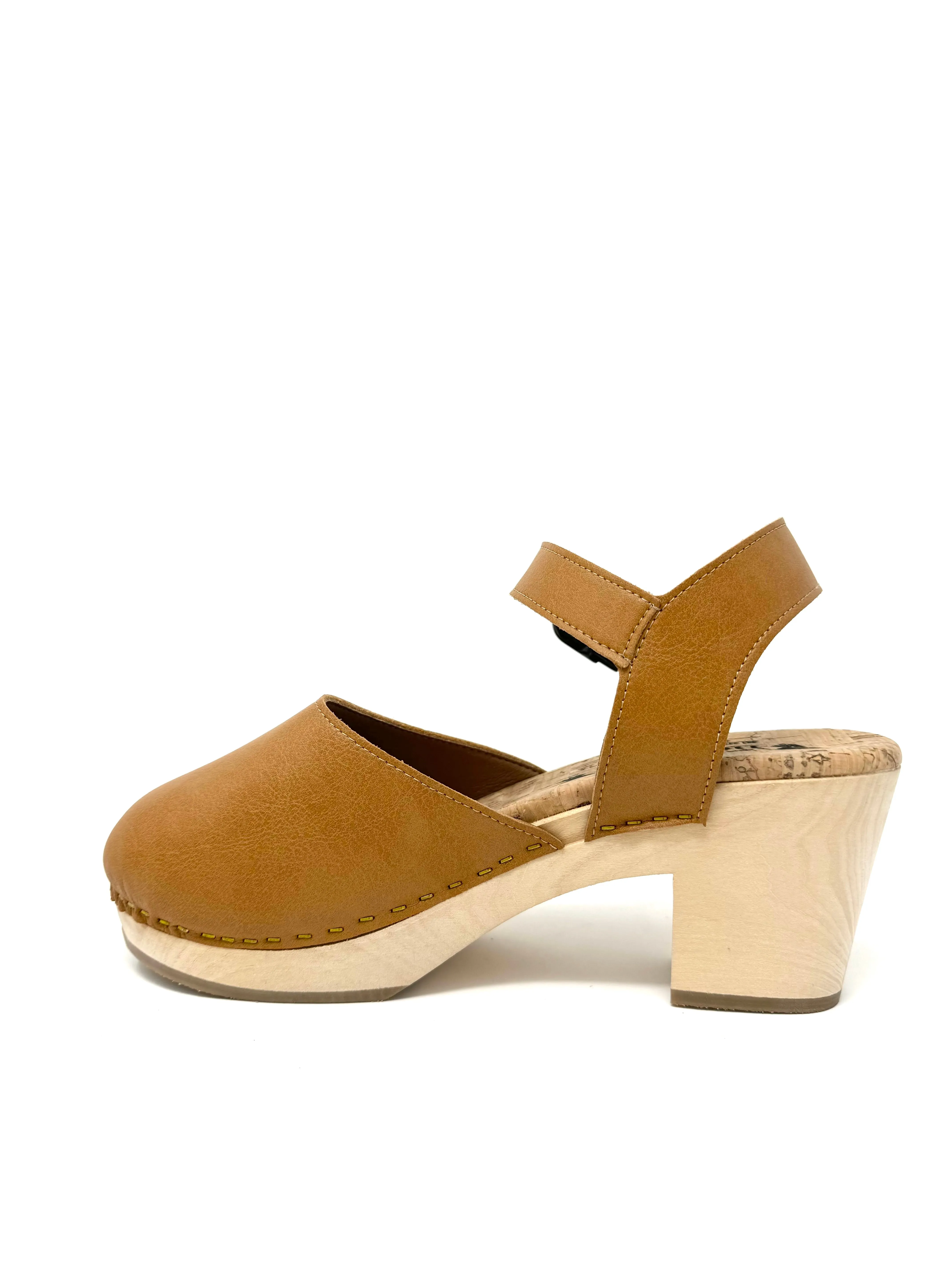 Breath Fresh Pepper Clog in Camel from Novacas
