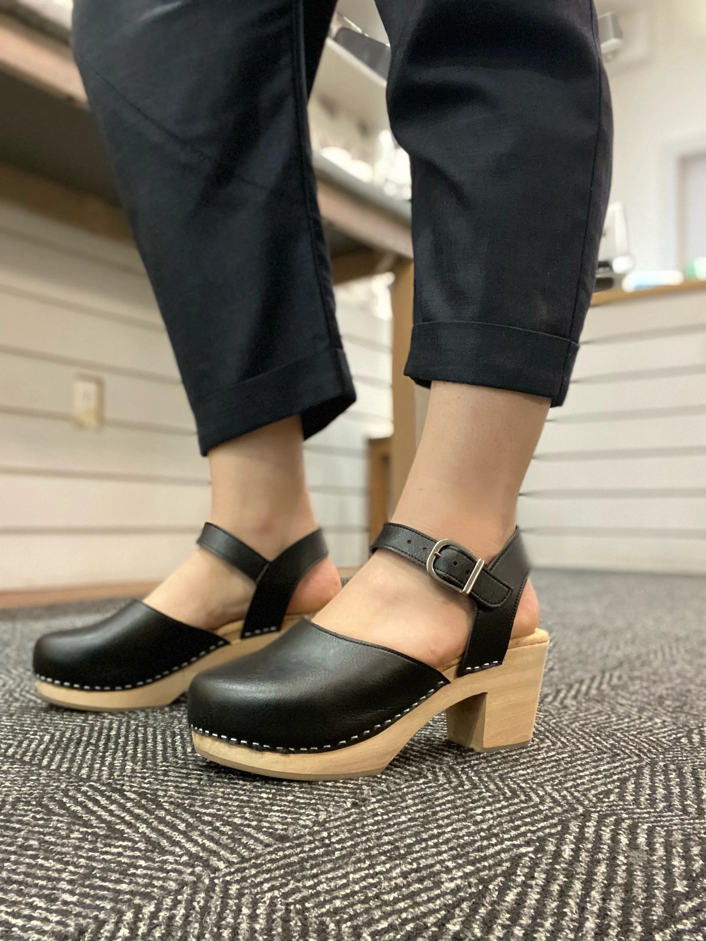 Pepper Clog in Smooth Black from Novacas Smart Fit Mountain Strong