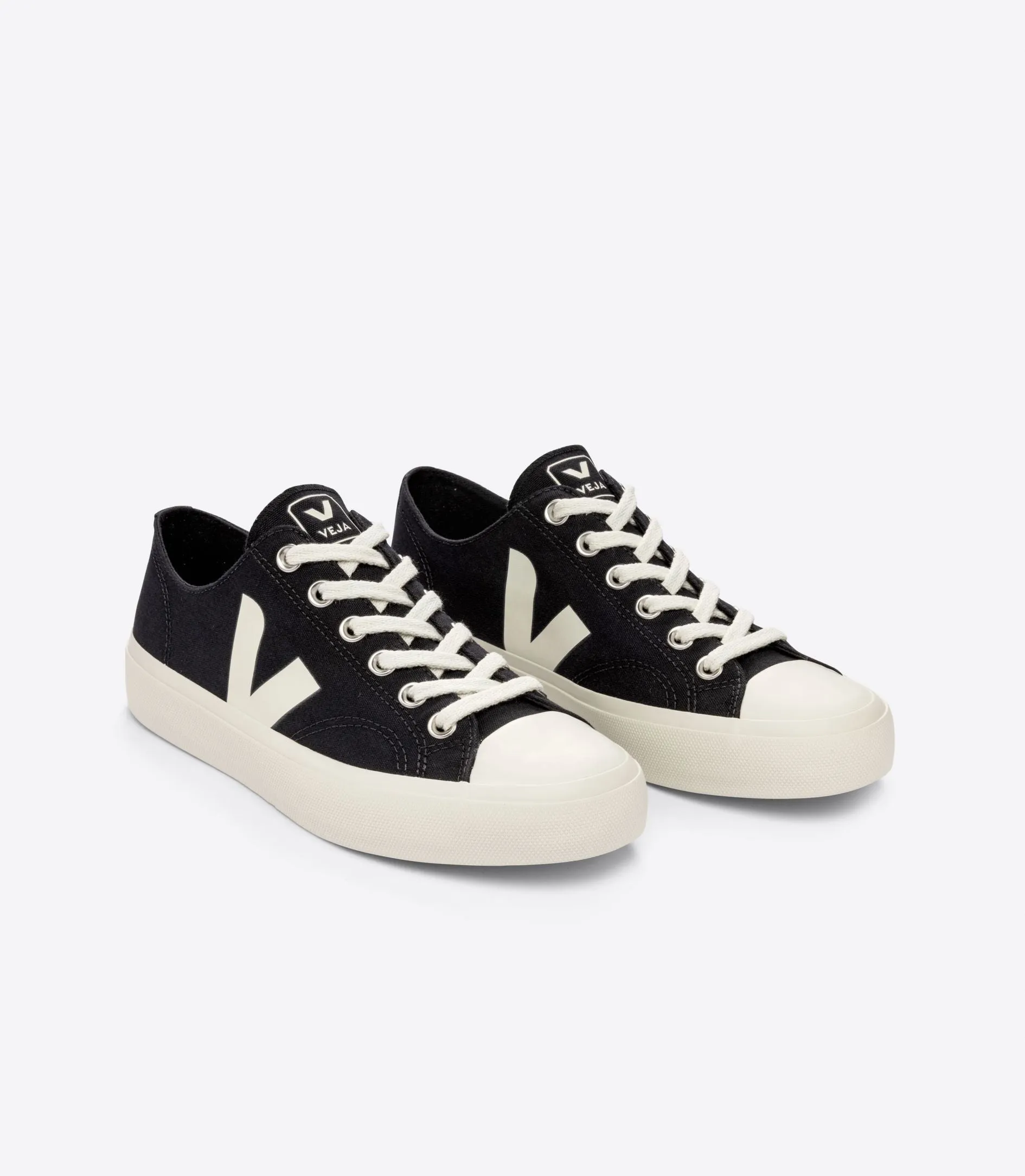 Wata II Low Canvas in Black Pierre from Veja Silver Shine Classic Chic